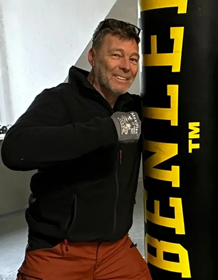 fitnessfliese-ff-Portrait Car Dealer Team Member